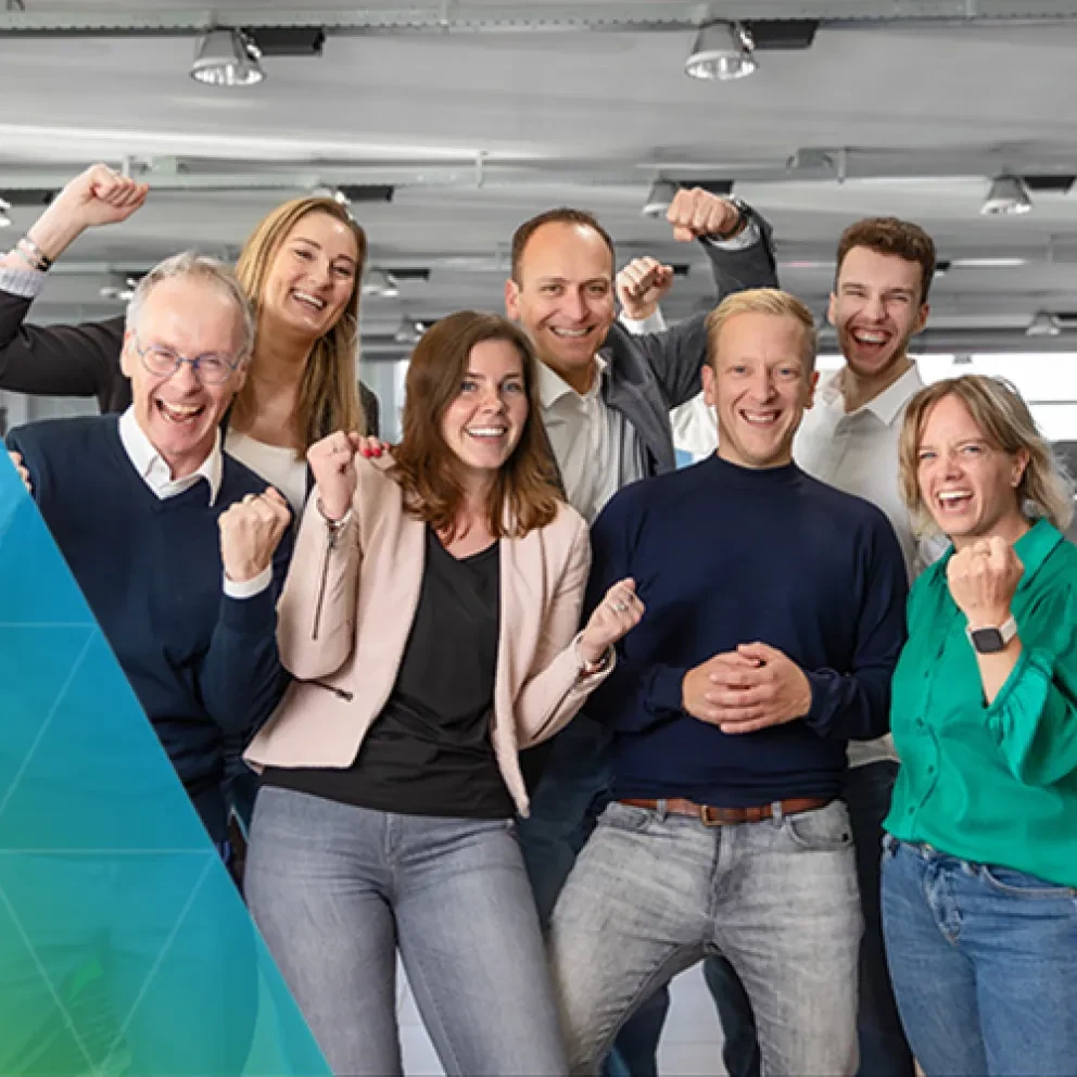 Groep collega's in de showroom