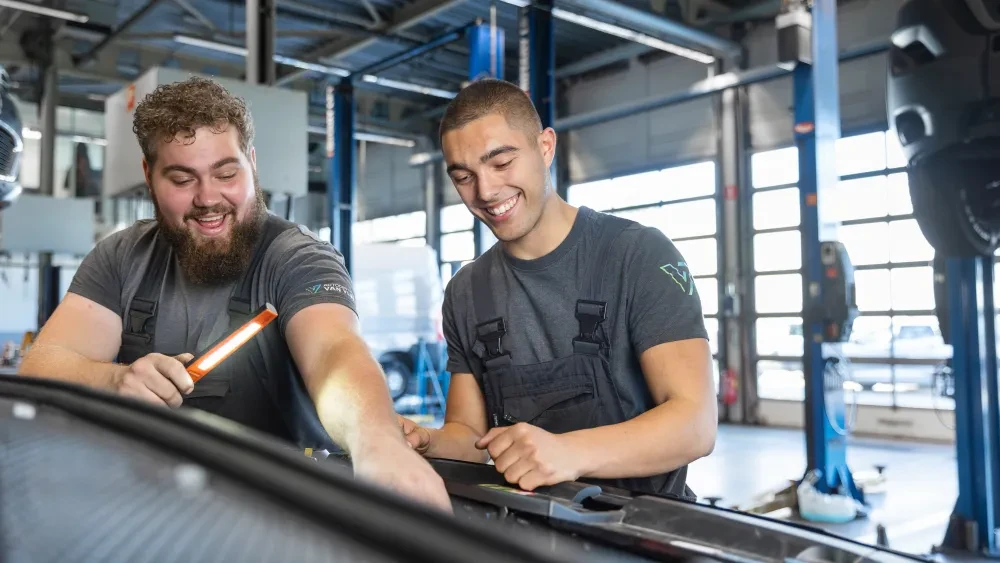 Medewerkers in de werkplaats