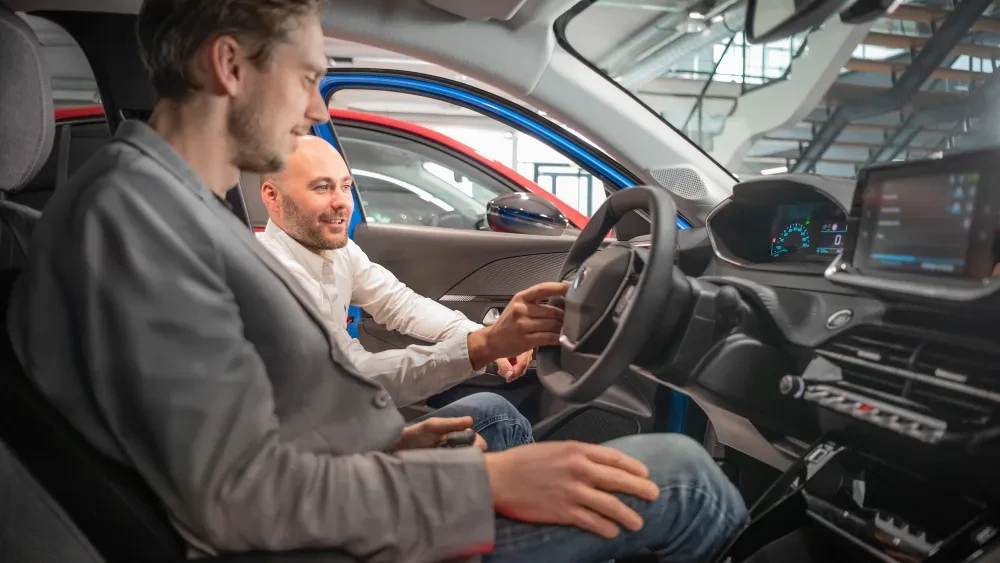 Klantgerichte leaseadviseur met klant