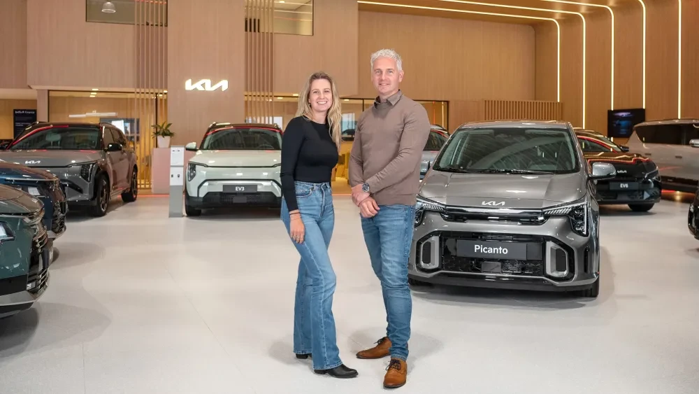Jarith en Folkert in de Kia showroom Alphen aan den Rijn Tankval