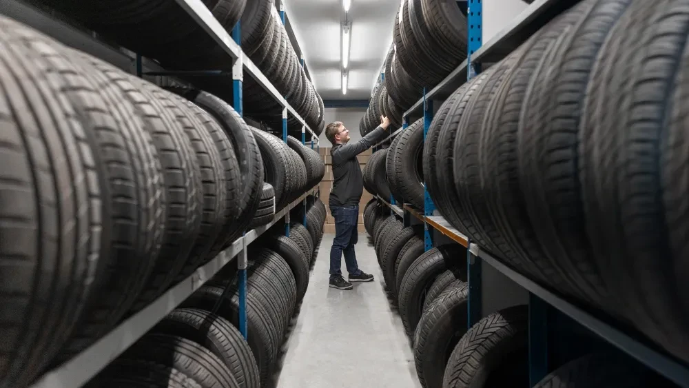 Voorraad banden in magazijn