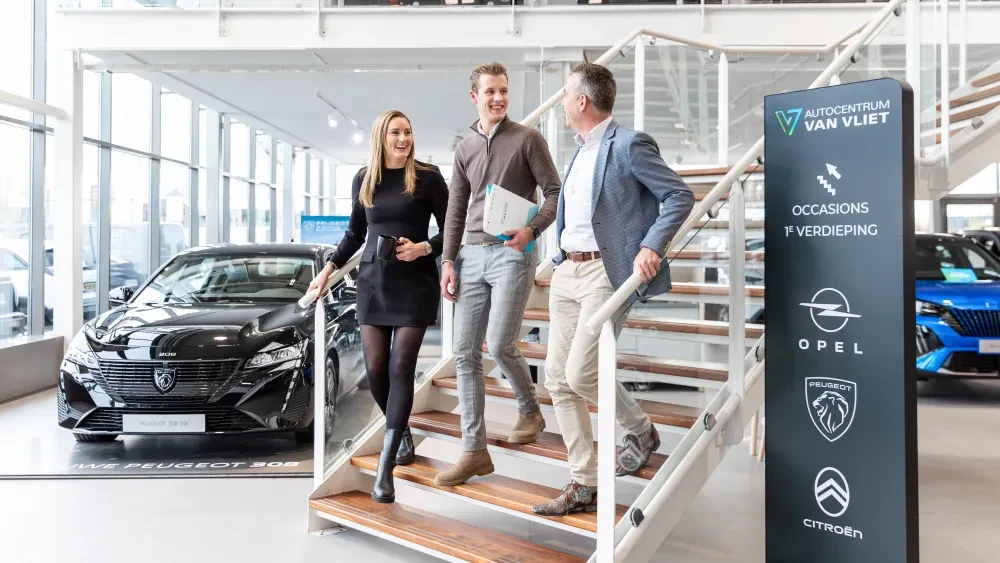 Collega's in gesprek binnen onze Autocentrum Van Vliet vestiging in Gouda