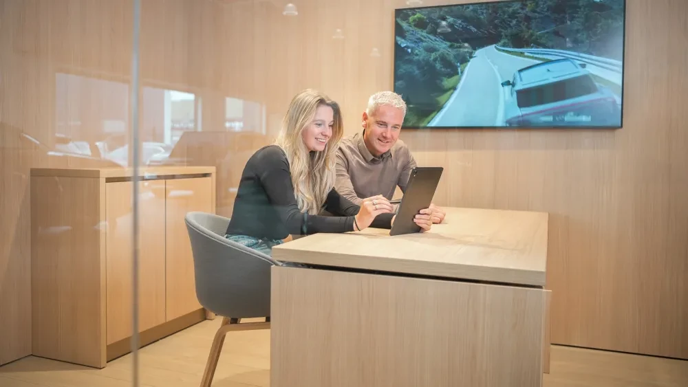 Jarith en Folkert op kantoor in overleg 