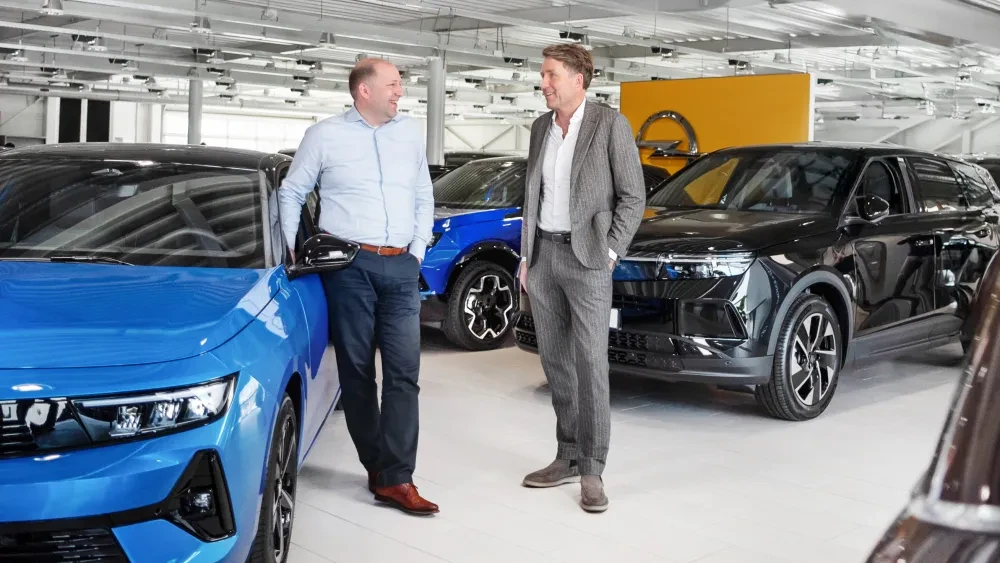 Mark en Arjan in gesprek in de showroom